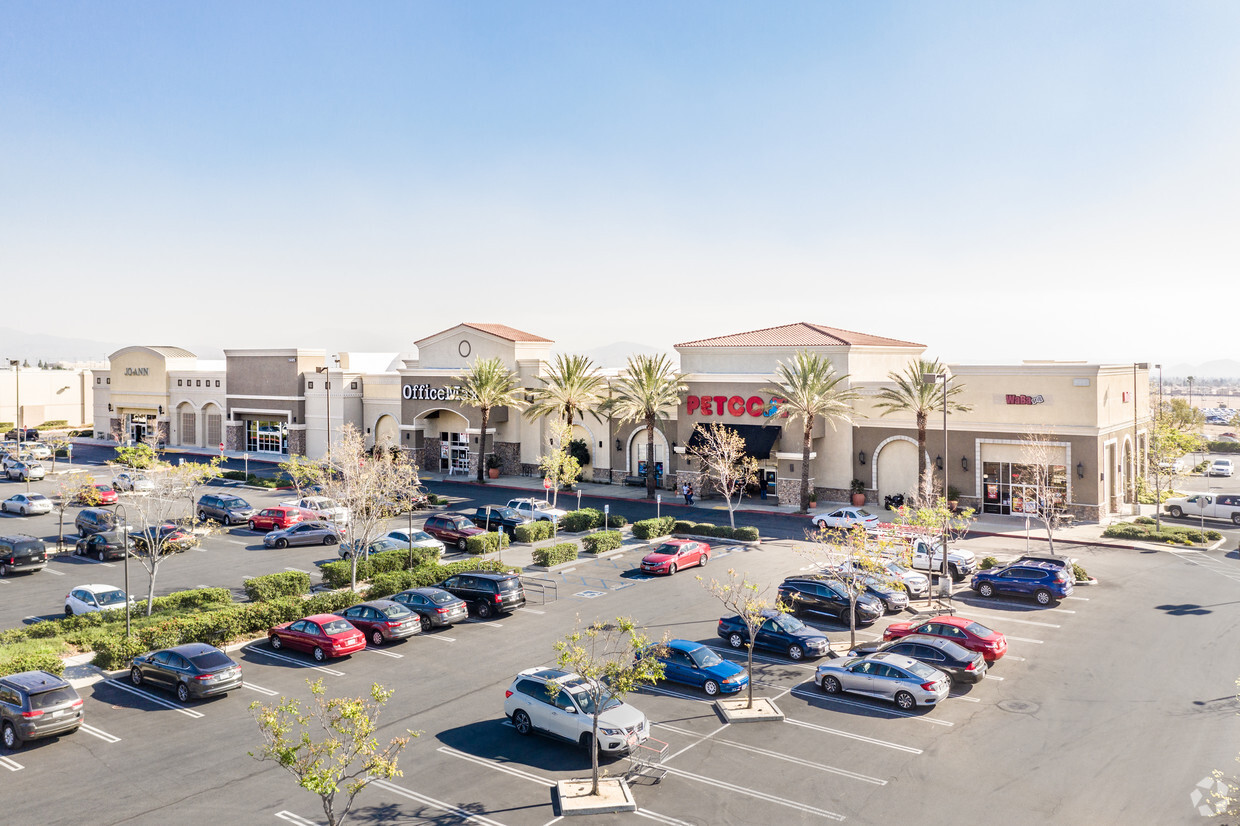 Sierra Lakes Marketplace Adds National Retailer