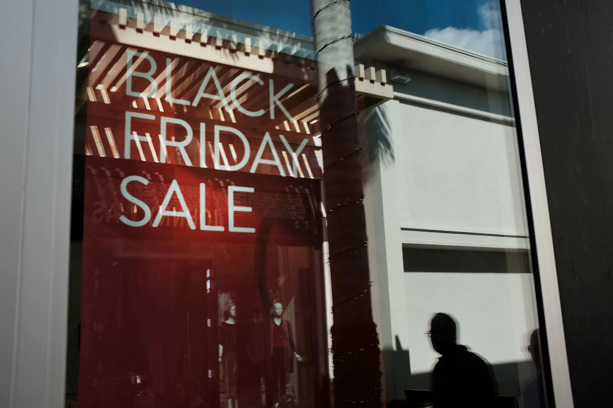 Black Friday Online Sales Hit Record, Tech Firms Brace for Rail Strike, Manufacturing Growth Slows