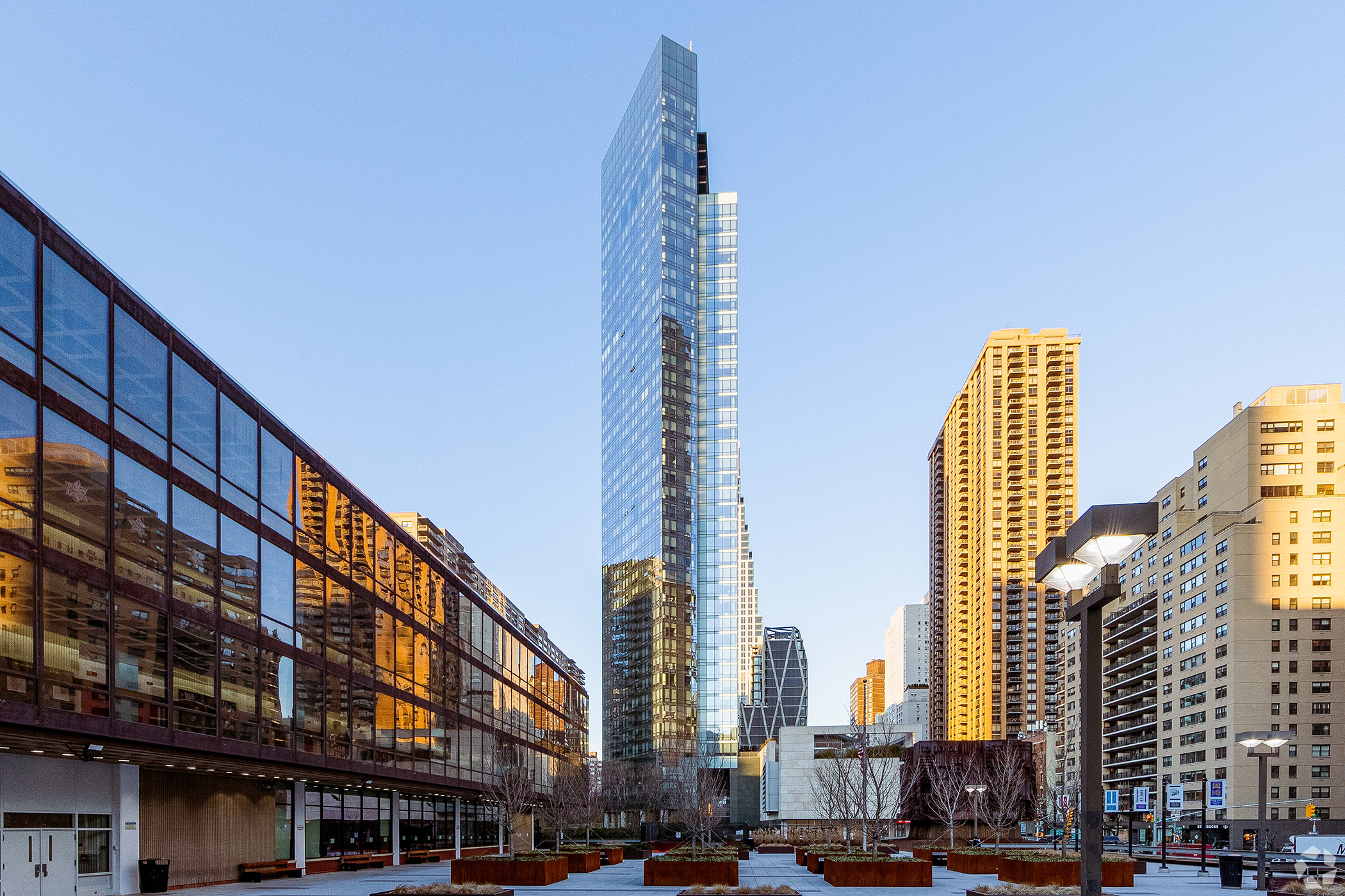New York Taxes Take a Toll, Loan on Big San Francisco Apartment Complex Sells for Discount, Houston Office Tower Loses Largest Tenant