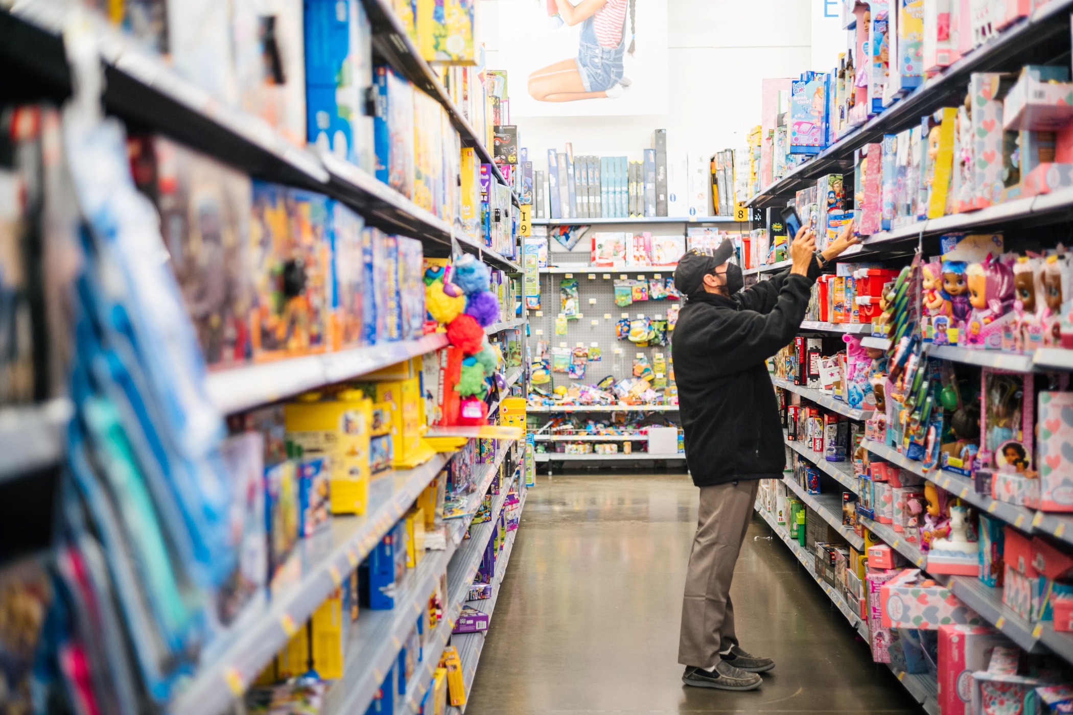Retail Sales Rise, Builder Confidence Edges Higher, Office Attendance Recovers