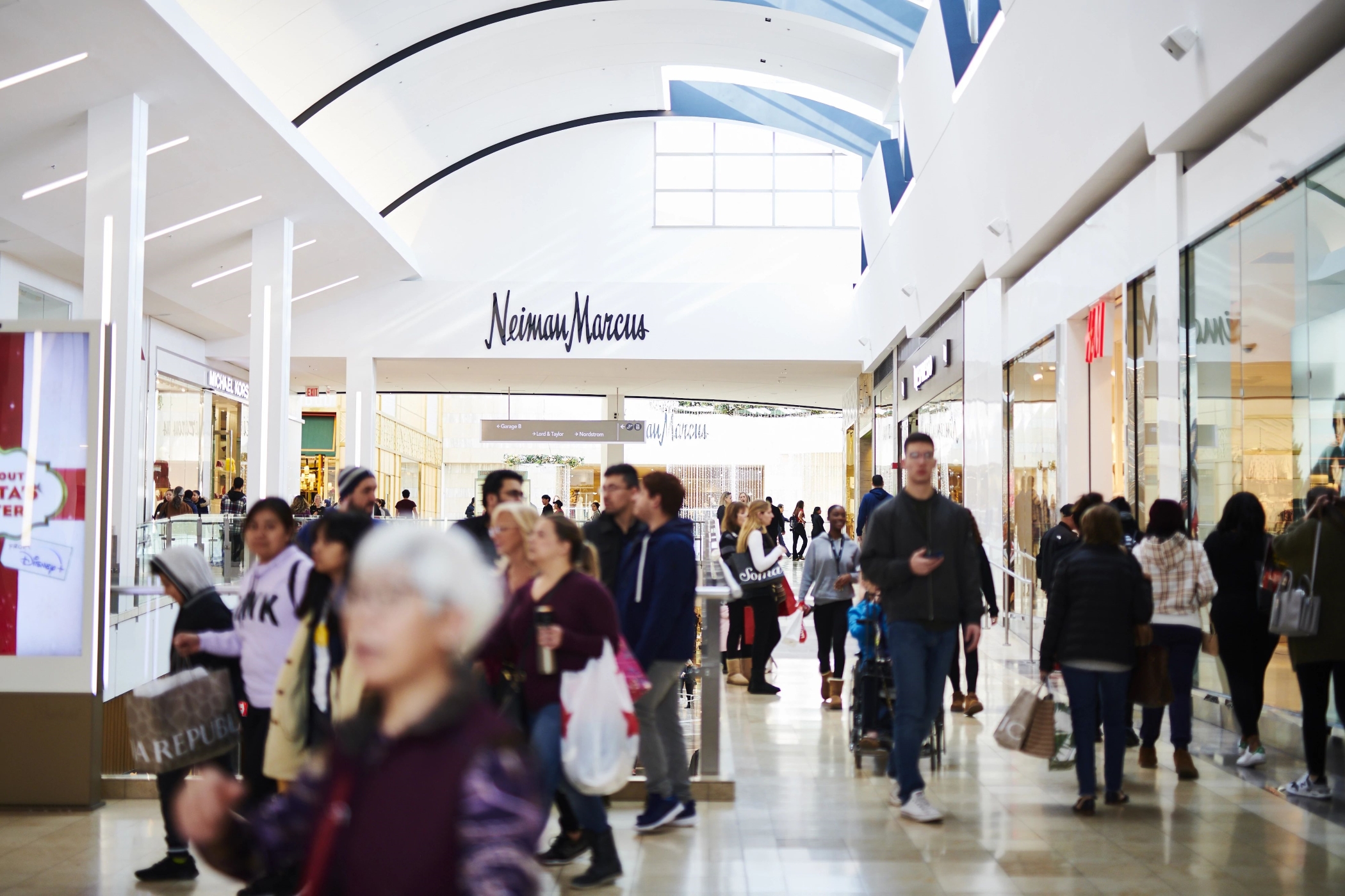 Mall Traffic Gains Momentum, US Recession Risks Lowered, Construction Employment Rises in Most States