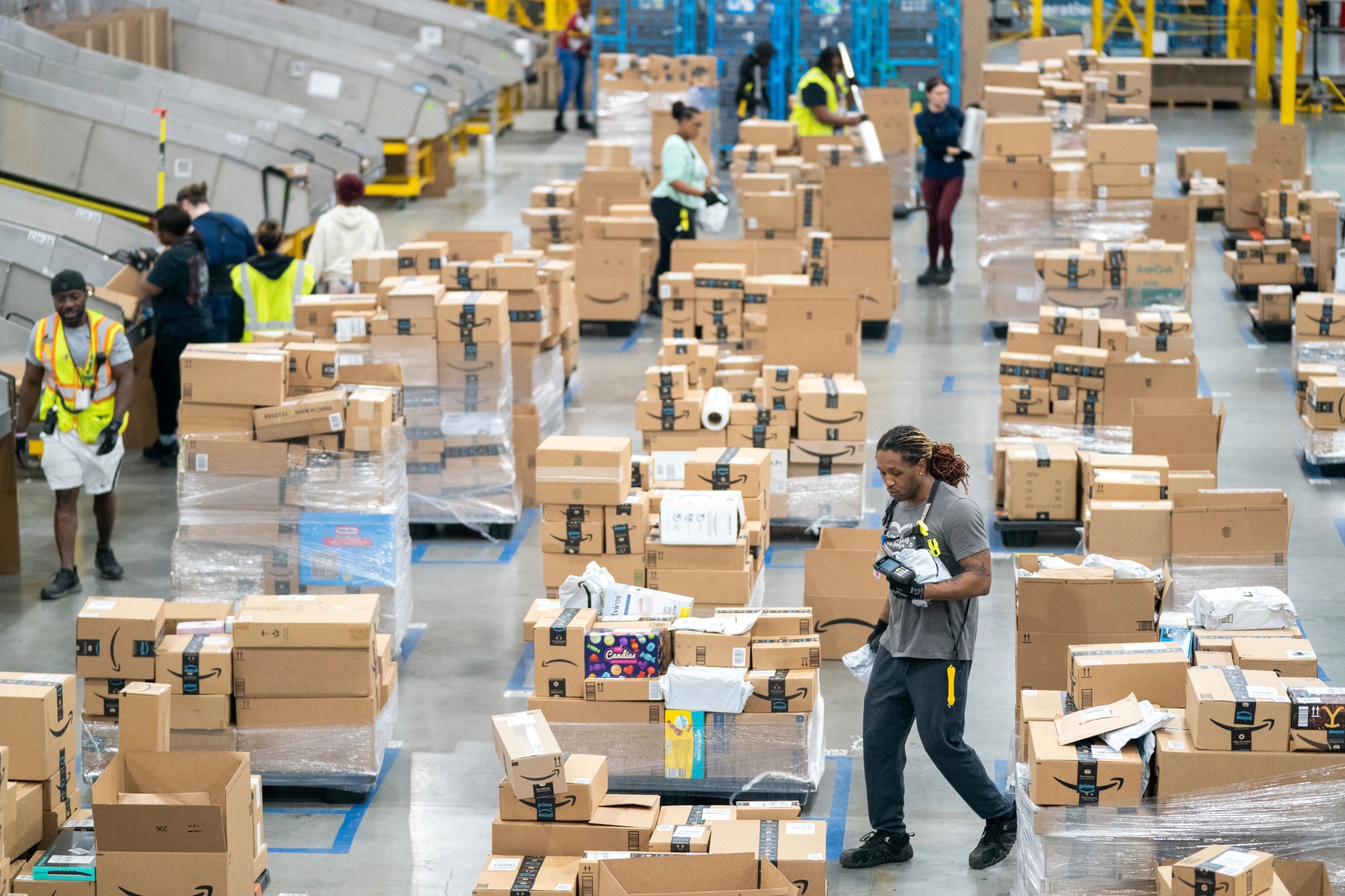 Companies Cautious With Seasonal Hiring, NFL’s Ravens Plan Stadium Redevelopment, Mortgage Applications Edge Higher