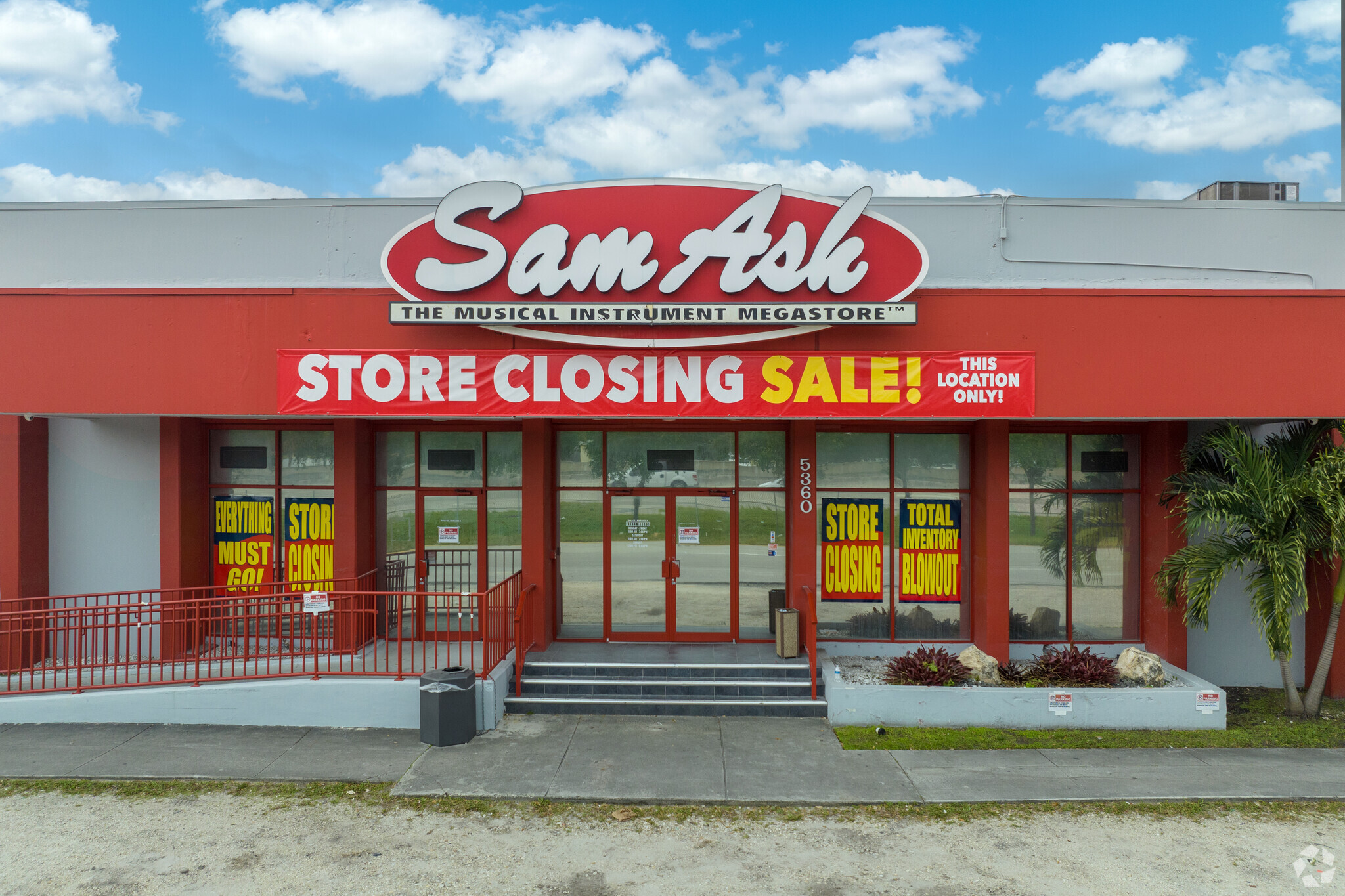 Sam Ash in Its Swan Song Will Close Roughly 40 Music Stores