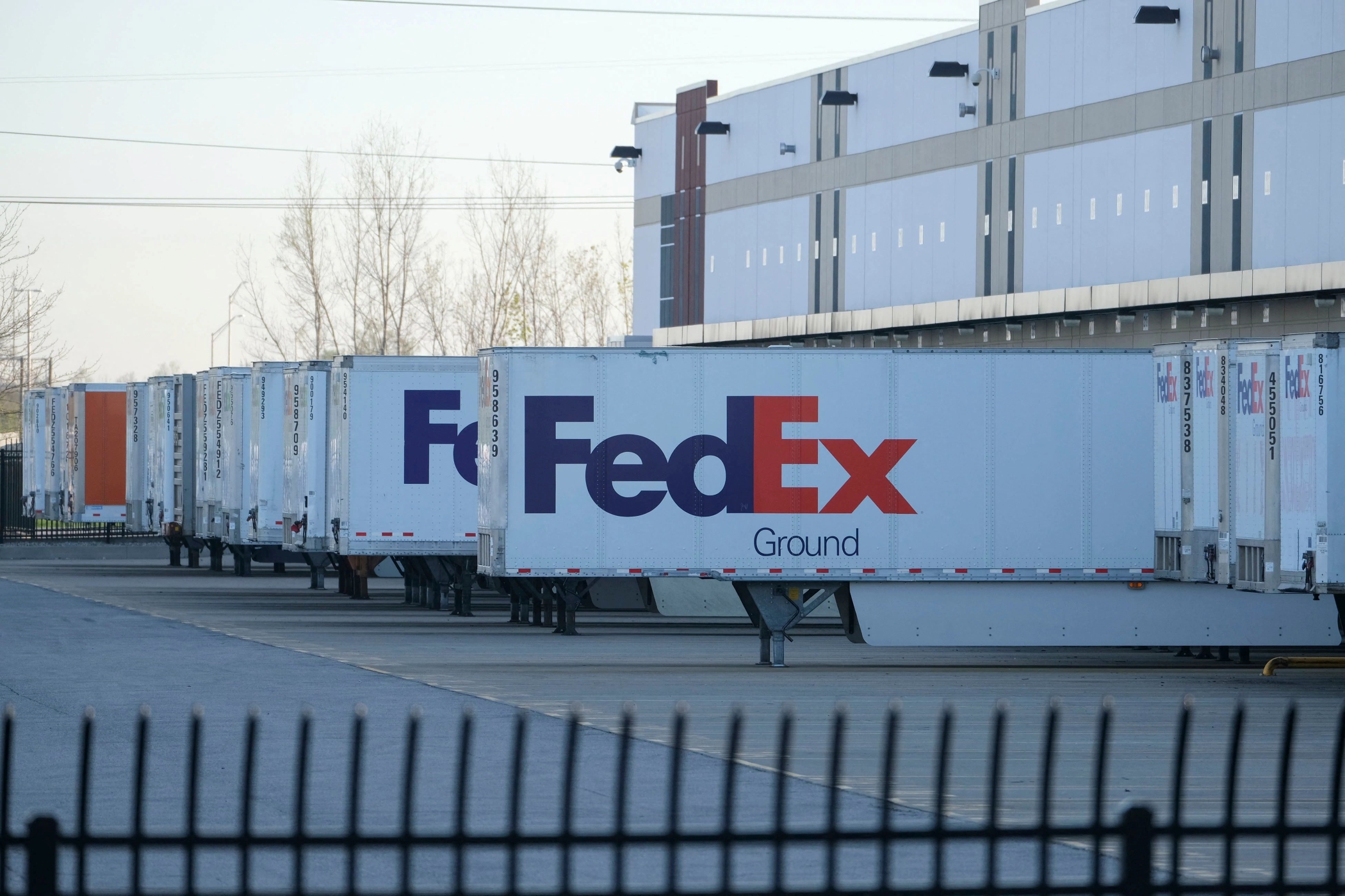 FedEx Plans Shipping Center Closings, Consumer Confidence Weakens, Construction Jobs Rise in Most States