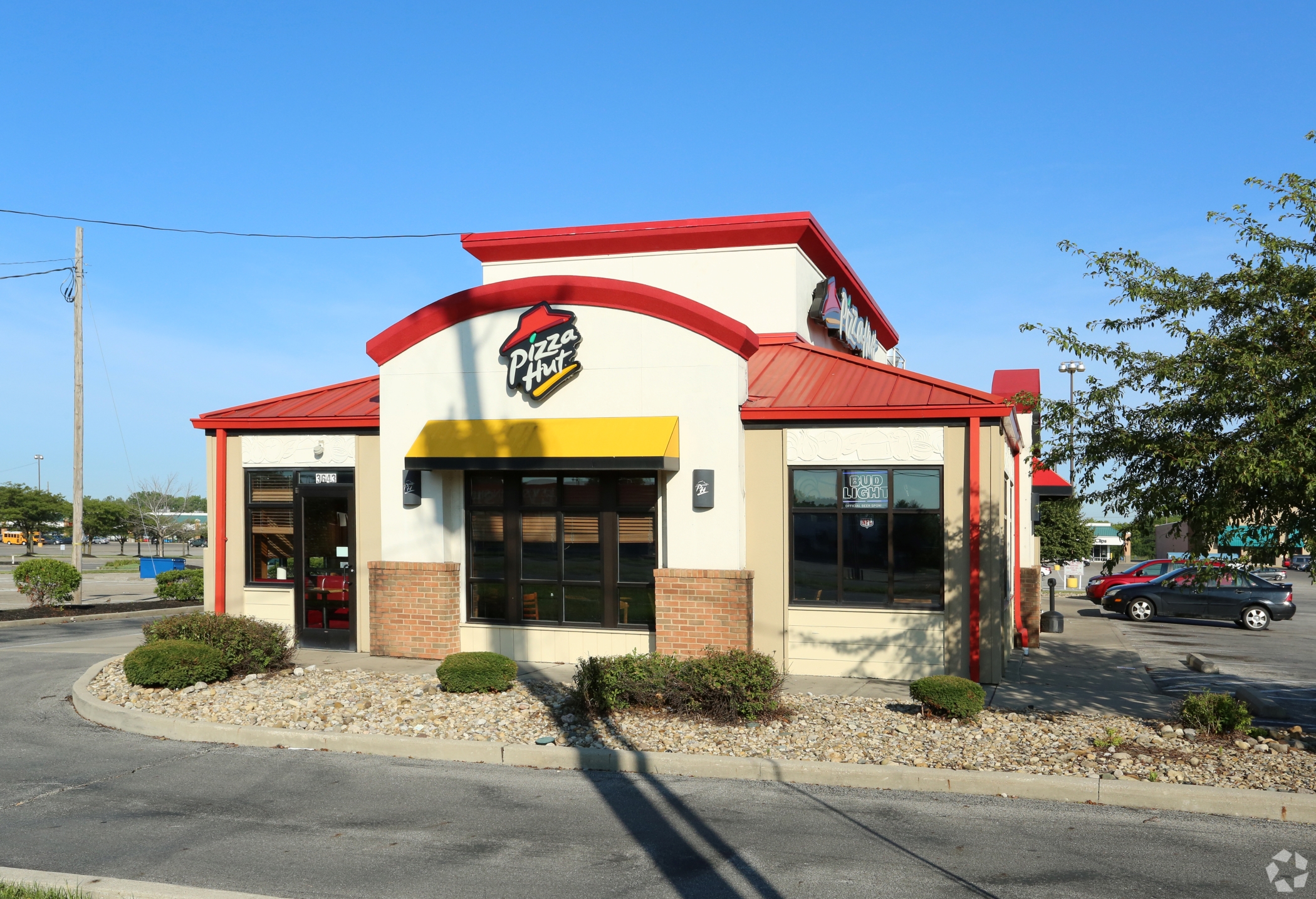 Pizza Hut Franchisee Files for Bankruptcy, AMC Restructures Debt, Office Attendance Rebounds