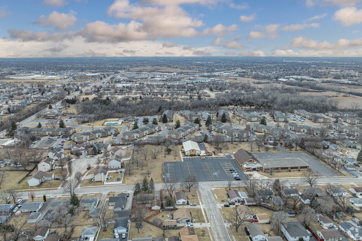 New York firm looks to sell 730-unit apartment complex near Chicago